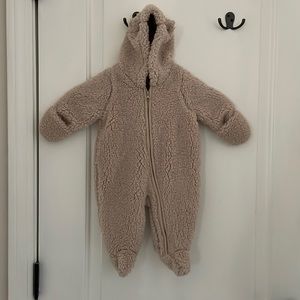 Baby GAP one piece Sherpa onesie. Never used tags on. 0-3 months, smoke free